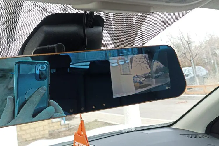 Установленное в салоне автомобиля - зеркало-видеорегистратор Car DVRs Mirror