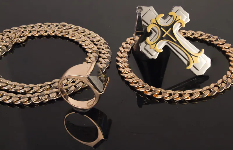 Комплект Доминик – красивый и солидный набор украшений из хирургической стали с золотым напылением