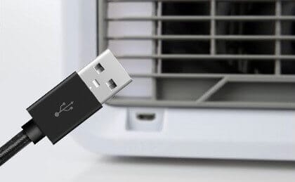 USB-штекер на фоне мини-кондиционера «Артик Айр Ултра»